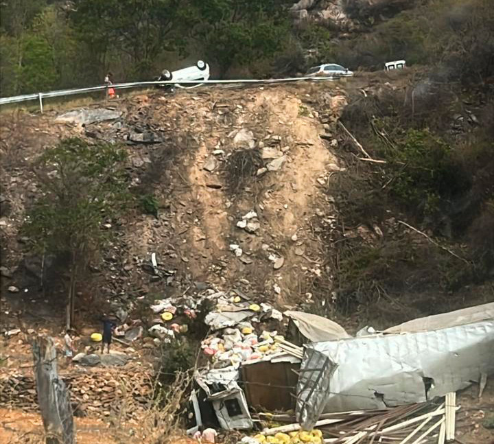 Condutor morre após caminhão colidir com outro veículo e cair em ribanceira da Serra das Almas em Rio de Contas