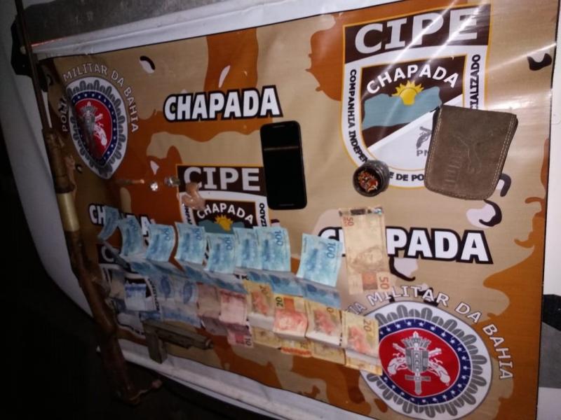 Dois homens são presos por desordem, tráfico de drogas e posse ilegal de arma de fogo em Itaetê