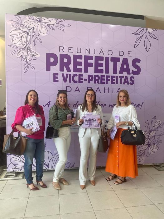 Prefeita de Mucugê participa de reunião de prefeitas e vice-prefeitas da Bahia, que teve como foco, a força da mulher na política