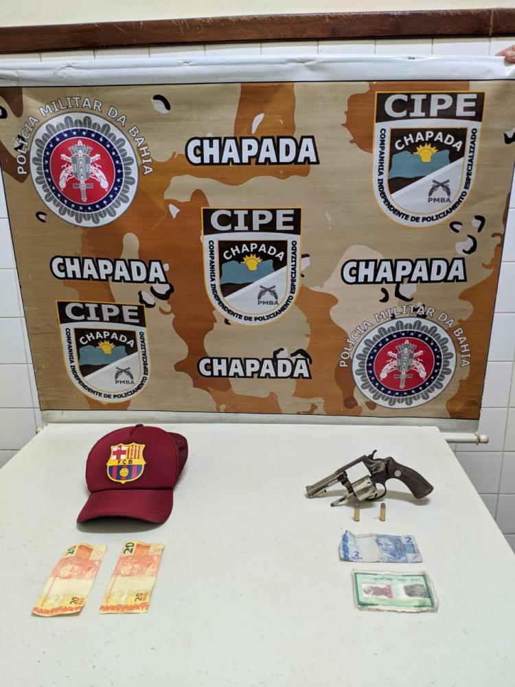 Cipe Chapada detém três homens e um adolescente arma e drogas em Ruy Barbosa