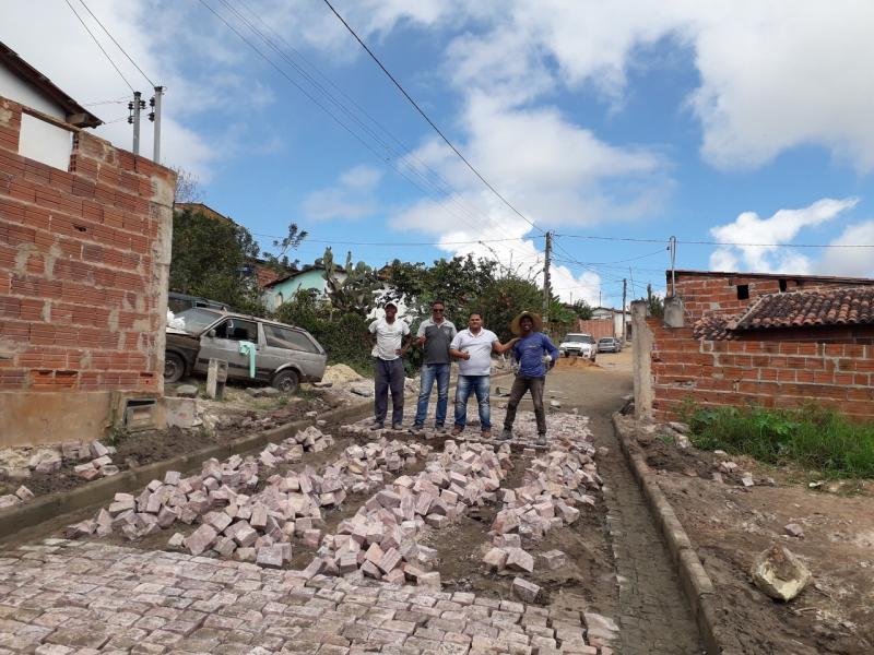 Ibicoara: Pavimentação de ruas no Bairro Pé de Serra seguem em ritmo acelerado