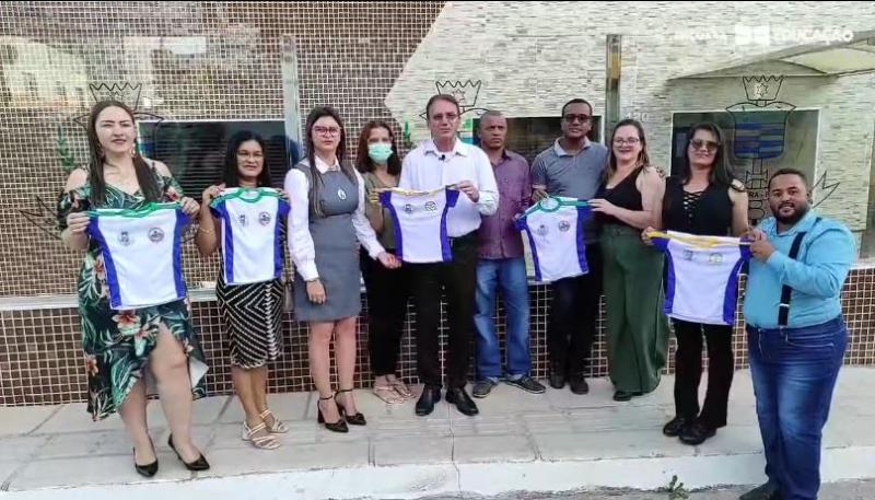 Prefeitura de Ibicoara entrega uniformes escolares 