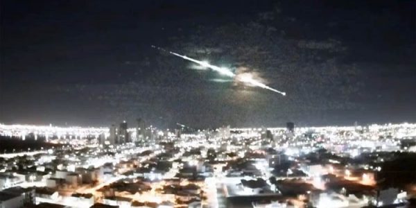 Meteoro explosivo cruza o céu de Ibitiara, fenômeno é visto em outros três municípios da Chapada