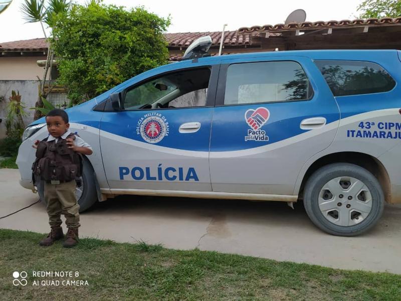 Crianças comemoram aniversários com tema Polícia Militar
