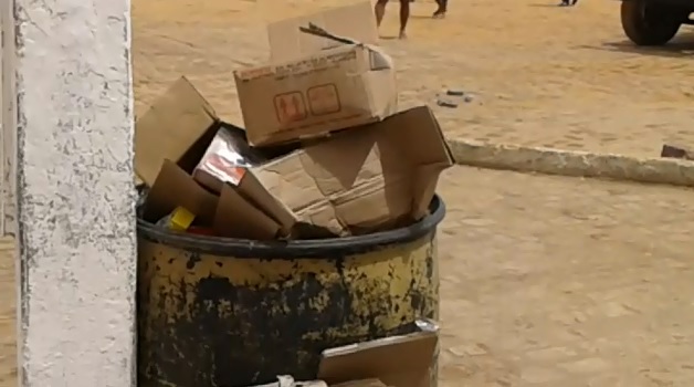 Moradores fazem multirão da limpeza em Itaetê após suspensão do serviço por suposta falta de pagamento 